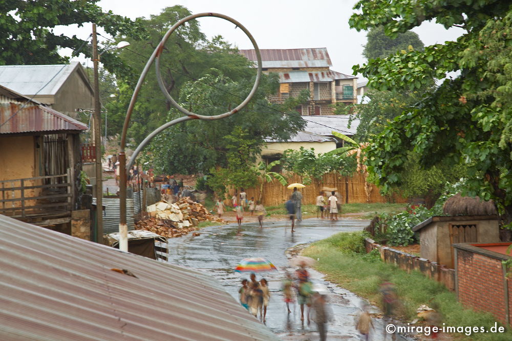 Tropical Rain
Miandrivazo
Schlüsselwörter: Regenzeit, Einheimische, Mädchen, Strasse, Wasser, sammeln, Wolkenbruch, Eimer, Person, Leben, Mensch,