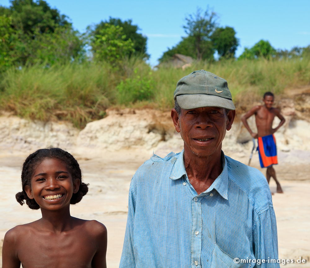 Sakalava
am Tsiribihina
Schlüsselwörter: mixed1, children1, Vater, Mädchen, Kind, schwarz, braun, Stolz, Familie, Freude, freuen, Fröhlichkeit, Frohsinn, Lachen, Menschen, Afrikaner, auf dem Land, Sonnenschein, Madagassen, posieren, Pubertät, Sonne, herzlich, aufrichtig, unbedarft, unverdorbe