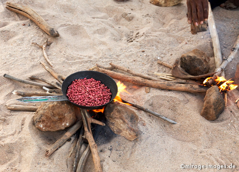 Peanuts
am Tsiribihina
Schlüsselwörter: Erdnüsse, anbraten, zubereiten, Sand, Strand, Feuer, Holz,