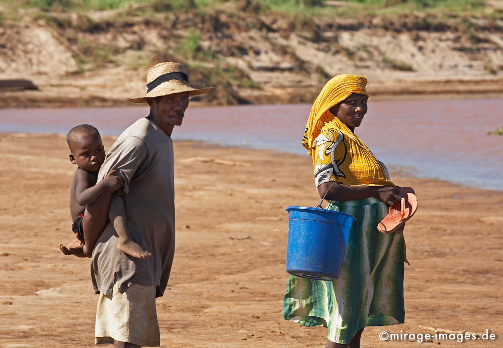 Familie
Sakalava Familie bei Belo sur Tsiribihina Madagaskar
Schlüsselwörter: Afrika, afrikanisch, Insel, exotisch, tropisch, Armut, Tropen, 3. Welt, Niedriglohn, Indischer Ozean, achte Kontinent, madagascar1, Gewürzinsel, Entwicklungsland, Naturwunder, französisch,