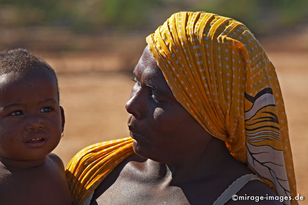 Sakalava
Mutter mit Kind vom Stamm der Sakalava bei Belo sur Tsiribihina Madagaskar
Schlüsselwörter: Mutter, Kind, schwarz, braun, skeptisch, Skepsis, Stolz, Familie, Menschen, Afrikaner, auf dem Land, Madagassen, posieren, schüchtern, Wärme, Nähe, Einheimischer, Generation, Nachwuchs, Mensch, Leben, Person, madagascar1, gelb, ethnisch, Portrait,