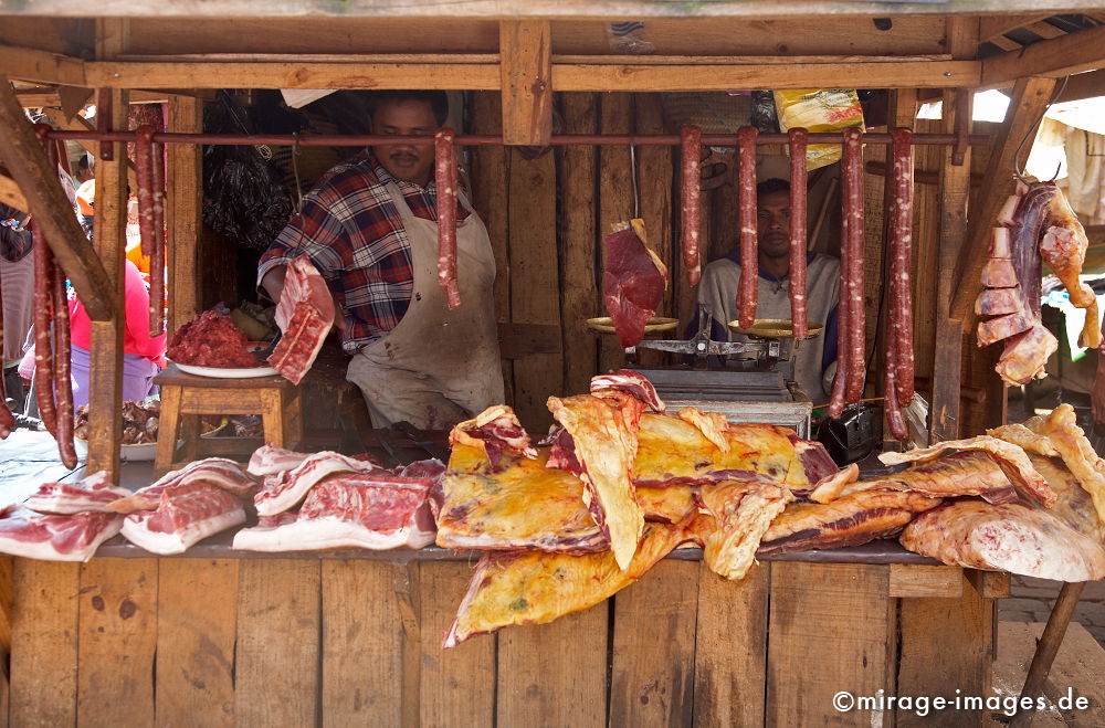 Butcher
Antsirabe
Schlüsselwörter: Fleisch, Schlachter, Hygiene, ekel, Wurst, Markt, Fett, Tier, Nahrung, Essen, roh, Metzger, Direktverkauf, Fleischer, barbarisch, Speck, Schinken, unhygienisch, männlich, Kohlehydrate, Lebensmittel, Kultur, Einheimische, brachial, Leben, Mensch,