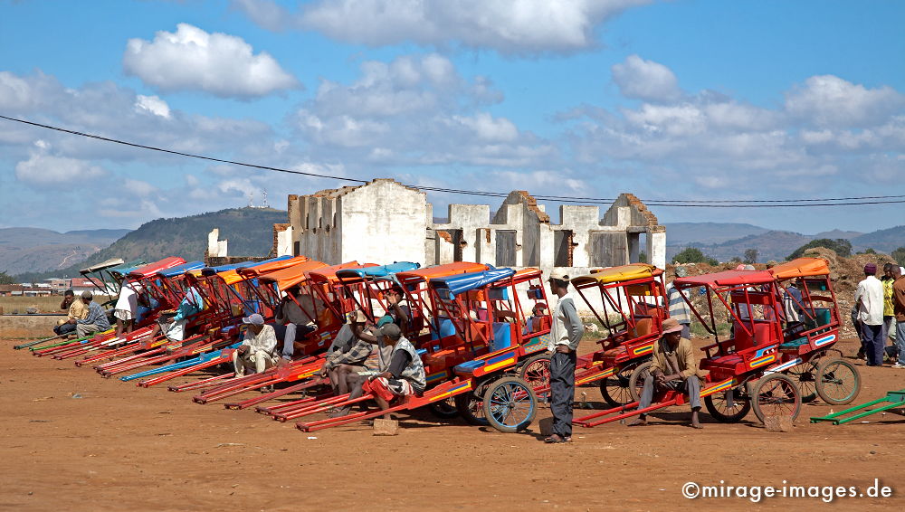 Poussez poussez 
Antsirabe
Schlüsselwörter: Transport, Verkehr, ökologisch, manpower, umweltfreundlich, abgasfrei, Arbeitsplatz, Einkommen, Fortbewegung, Taxistation, preiswert, Tourismus, farbig, farbenfroh, bunt, Arbeitsplatz, Service, Rikscha, malerisch, Edelsteinmetropole, Muskelkraft,