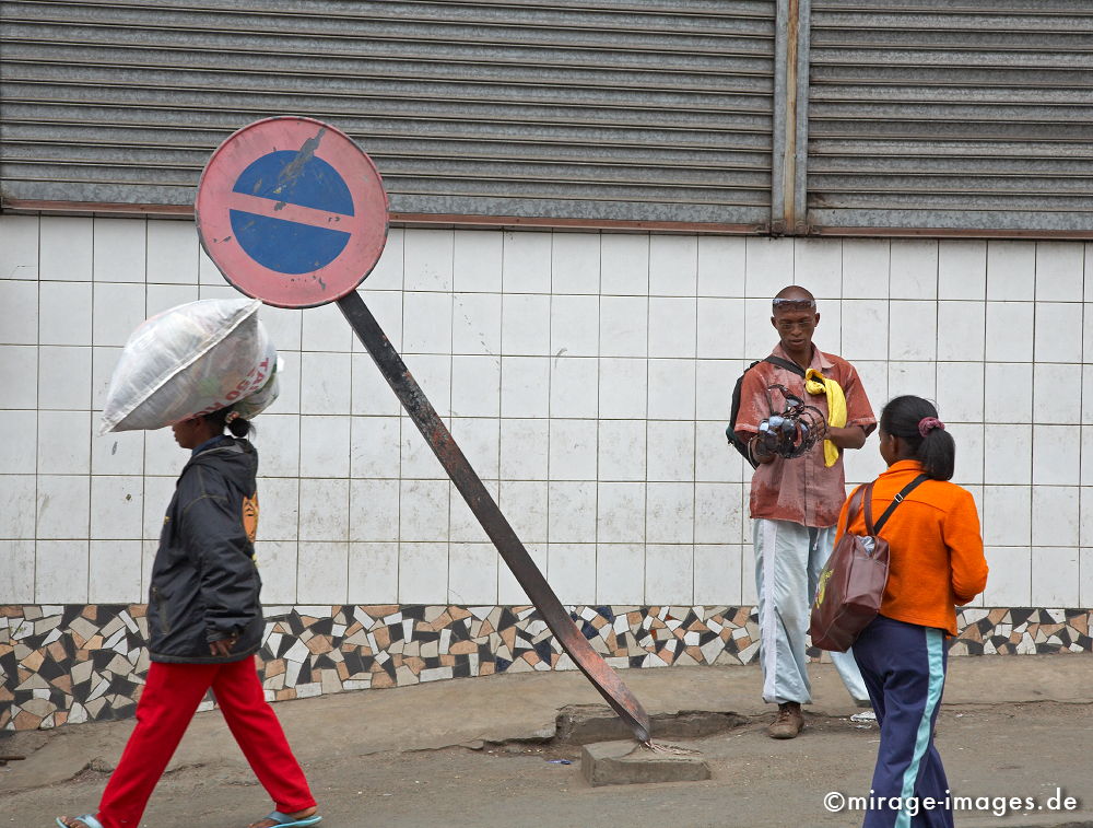 Parking
Antananarivo
Schlüsselwörter: Afrika, afrikanisch, Insel, exotisch, tropisch, Armut, Tropen, 3. Welt, Niedriglohn, Indischer Ozean, achte Kontinent, Gewürzinsel, Entwicklungsland, Naturwunder, mixed1, Frankreich, Kolonialismus, Kolonie, urbanlife1, Artenvielfalt,