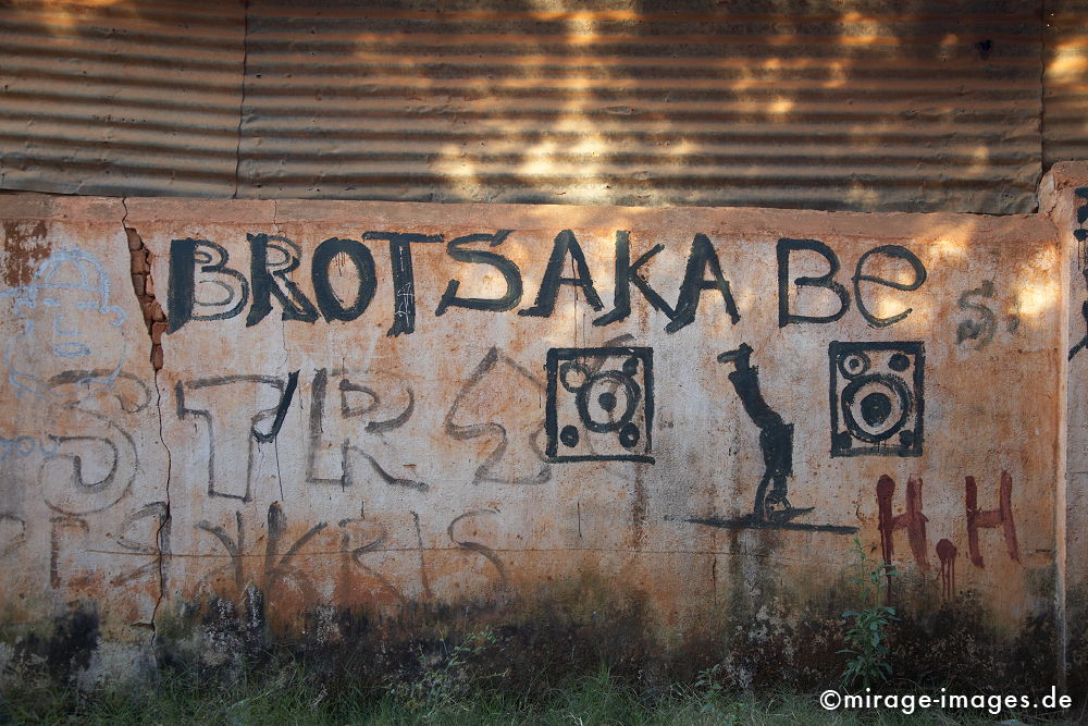 Hip Hop Graffity
Antananarivo Airport
Schlüsselwörter: Afrika, afrikanisch, Insel, exotisch, tropisch, Armut, Tropen, 3. Welt, Niedriglohn, Indischen Ozean, achte Kontinent, Gewürzinsel, Entwicklungsland, Naturwunder, französisch, Frankreich, Kolonialismus, Kolonie, Artenreichtum, Artenvielfalt,
