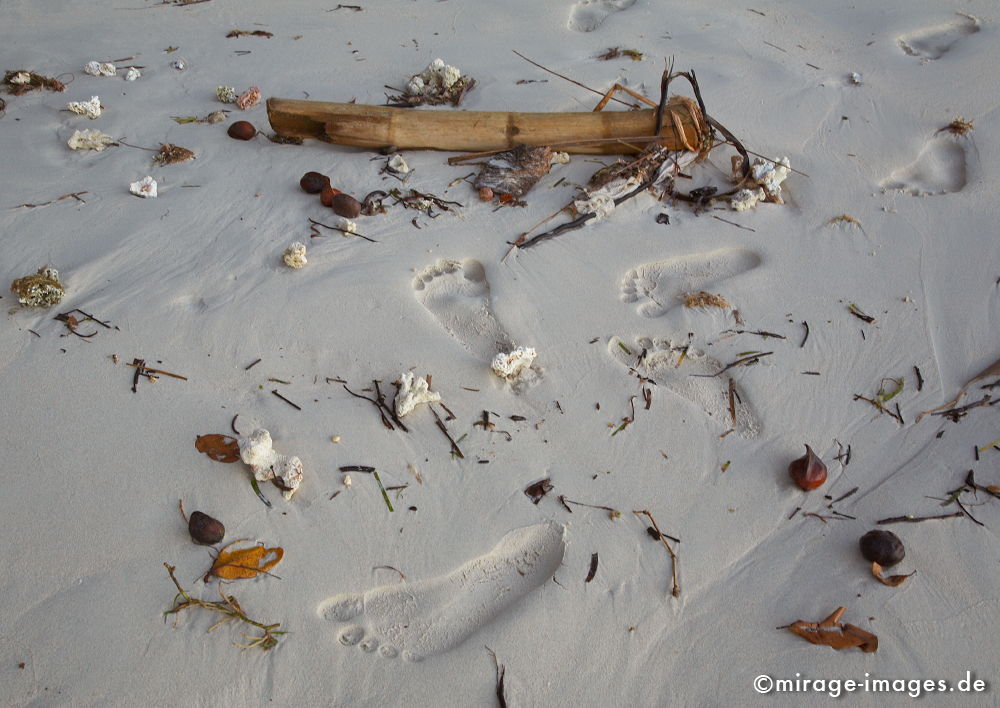 Fußspuren
L´ile Saint Marie Nosy Boraha
Schlüsselwörter: Sand, Strand, Wasser, Strandgut,