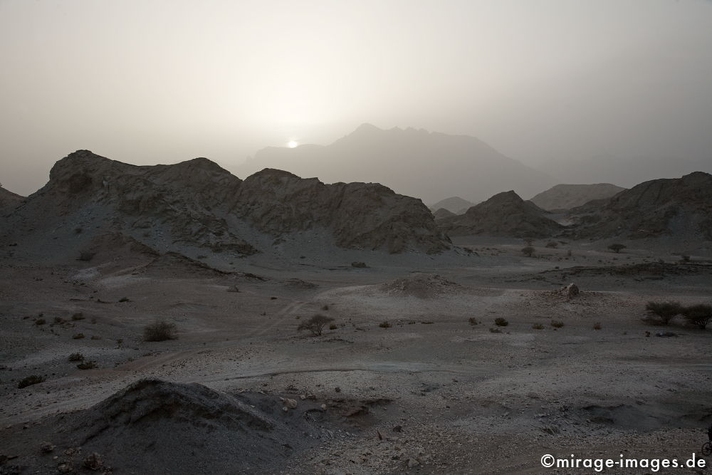 Dark Side of the Moon
Al Amerat Area
Schlüsselwörter: Spiritualität, spirituell, Geologie, Himmel, grau, karg, Leere, Sonne, trüb, dunstig, Dunst, fantastisch, bizarr, surreal, phantastisch, bedrohlich, dunkel, unwirtlich, unwirklich, Magie, unwegsam, zerbrechlich, fragil, sensibel, kantig, kraftvoll, 