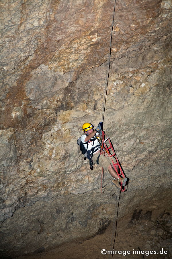 Couching and struggeling
Khaf Thary
Schlüsselwörter: Höhle, Abenteuer, forschen, entdecken, unbekannt, abgelegen, dunkel, Stille, Felsen, unwirtlich, Gebirge, Berge, Canyon, Schlucht, klettern, 