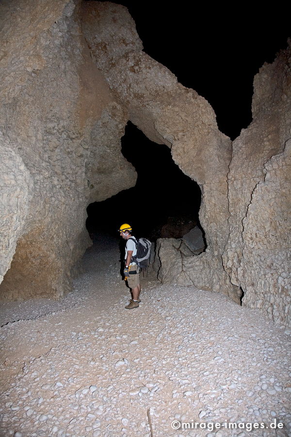 Max lost
Khaf Thary
Schlüsselwörter: Höhle, Abenteuer, forschen, entdecken, unbekannt, abgelegen, dunkel, Stille, Felsen, unwirtlich, Gebirge, Berge, Canyon, Schlucht, klettern, 