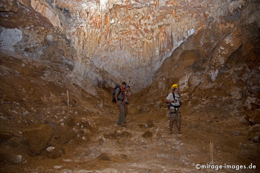 Orientation
Khaf Thary
Schlüsselwörter: Höhle, Abenteuer, forschen, entdecken, unbekannt, abgelegen, dunkel, Stille, Felsen, unwirtlich, Gebirge, Berge, Canyon, Schlucht, klettern, Stalagmiten, Stalaktiten, Natur, 
