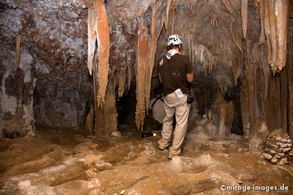 Ray and the Map
Khaf Thary
Schlüsselwörter: Höhle, Abenteuer, forschen, entdecken, unbekannt, abgelegen, dunkel, Stille, Felsen, unwirtlich, Gebirge, Berge, Canyon, Schlucht, klettern, Stalagmiten, Stalaktiten, Natur, Geologie, 