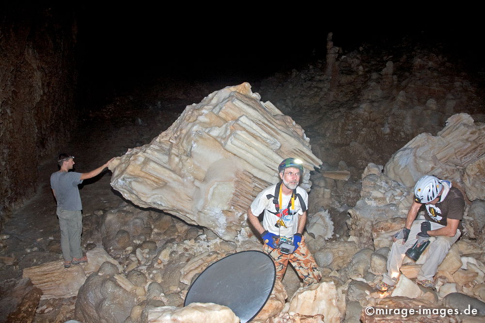 After the Earth Quake
Khaf Thary
Schlüsselwörter: Höhle, Abenteuer, forschen, entdecken, unbekannt, abgelegen, dunkel, Stille, Felsen, unwirtlich, klettern, Stalagmiten, Stalaktiten, Natur, surreal, Geologie, 