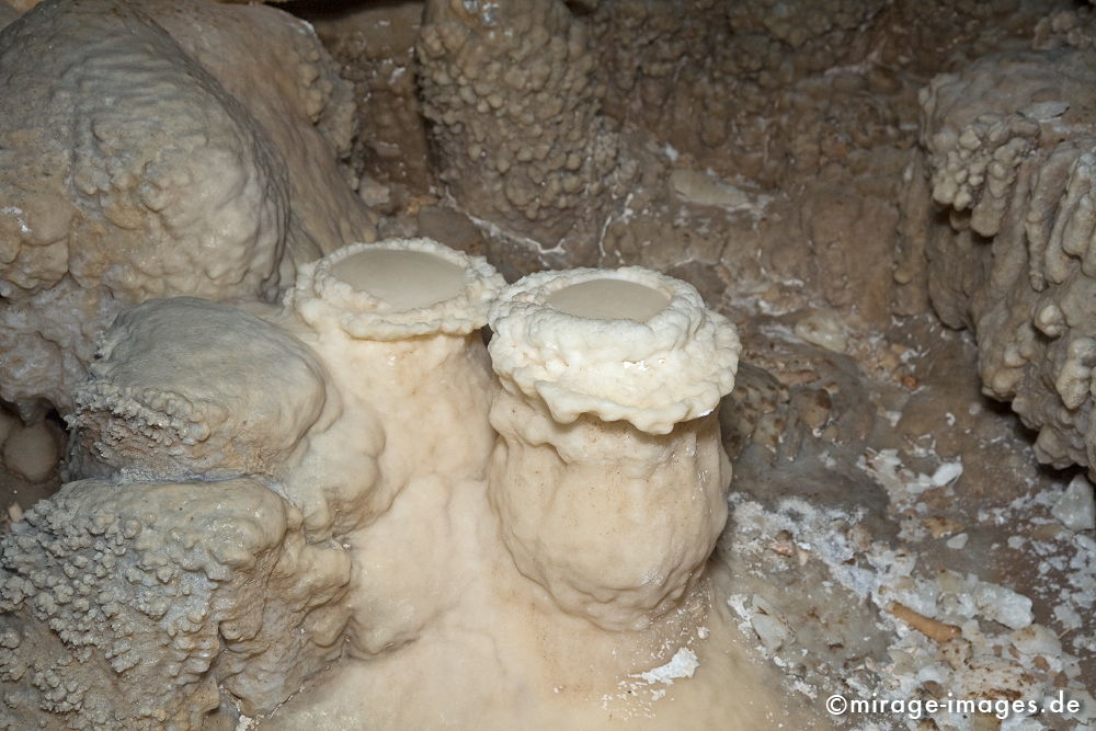 Bongos
Khaf Thary
Schlüsselwörter: Höhle, Abenteuer, forschen, entdecken, unbekannt, abgelegen, dunkel, Stille, Felsen, unwirtlich, klettern, Stalagmiten, Natur, surreal, Geologie, 