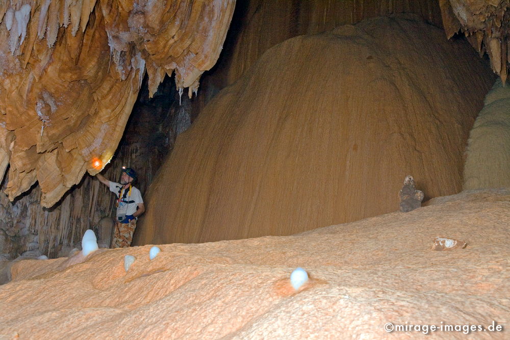 Cavescape
Khaf Thary
Schlüsselwörter: Höhle, Abenteuer, forschen, entdecken, unbekannt, abgelegen, dunkel, Stille, Felsen, unwirtlich, Gebirge, Berg, klettern, Stalagmiten, Stalaktiten, Natur, surreal, Geologie, 