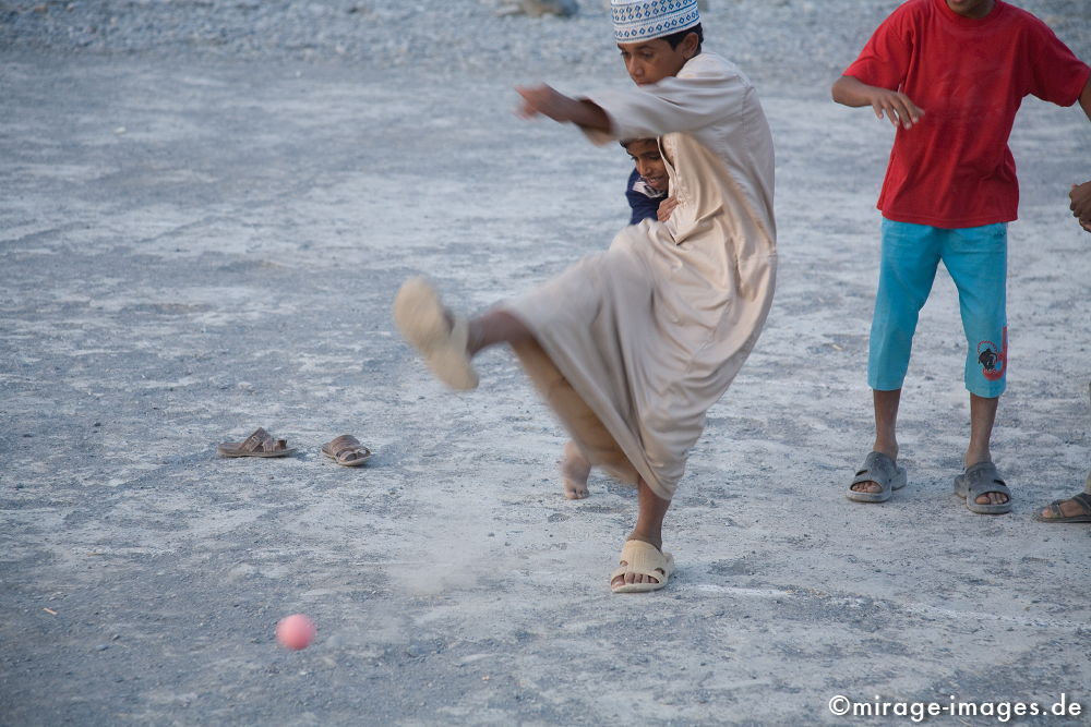 Children playing soccer
Wadi Ghul
Schlüsselwörter: Kinder, spielen, Fussball, Schuss, Freude, Spass, Sport, Sandalen, Aktion, action, Bewegung, Spiel, engagiert, Begeisterung, begeistert, temeramentvoll, dynamisch, konzentriert, Trockenheit, trocken, Hitze, 