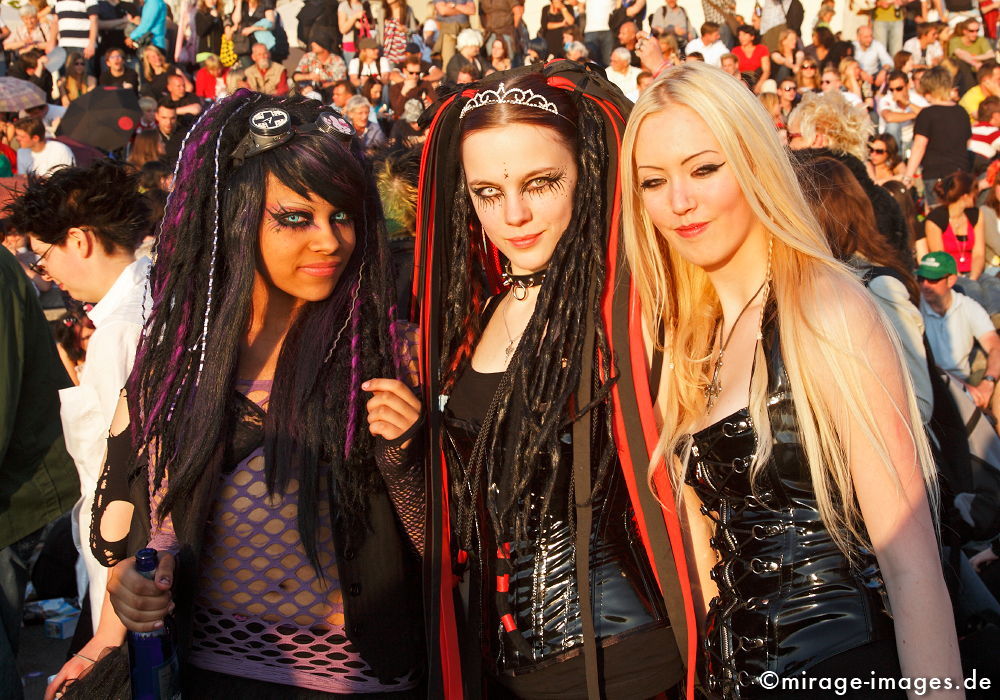 Japan Tag
D�sseldorf
Schlüsselwörter: Rollenspiel, Cosplay, Comic, Manga, Anime, Jugendkultur, Japan, japanisch, Fernost, bunt, schrill, Pop, Popkultur, futuristisch, virtuell, Fantasie, bizarr, Abenteuer, schräg, niedlich, Gender, Spiel, Imagination, Fiktion, exotisch, Outfit, Kultur, sexy,