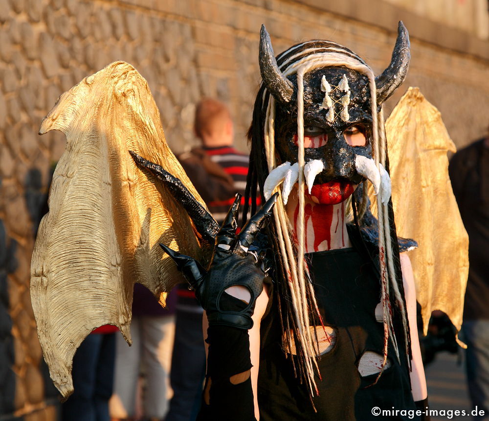 Japan Tag
Dsseldorf
Schlüsselwörter: Teufel, schwarz, Flgel, Mdchen, Teenie, Gothik, gold, Blut, Vampier, Hrner, Rollenspiel, Cosplay, Comic, Manga, Anime, Jugendkultur, Japan, japanisch, Fernost, bunt, schrill, Pop, Popkultur, futuristisch, virtuell, Fantasie, bizarr, Visu, fashion, M