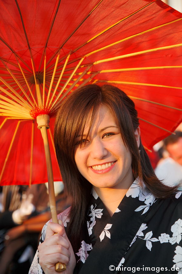 Pure Zest for Life
Japan Tag Dsseldorf
Schlüsselwörter: traditionell, Kimono, Mdchen, vital, Lachen, Schirm, Rollenspiel, Cosplay, Comic, Manga, Anime, Jugendkultur, Japan, japanisch, Fernost, bunt, schrill, Pop, Popkultur, futuristisch, virtuell, Fantasie, bizarr, Visu, fashion, Mode, exotisch, Spiel,