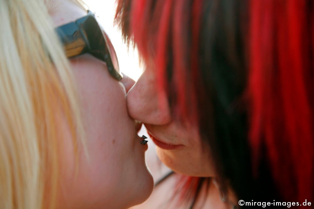 Japan Tag
D�sseldorf
Schlüsselwörter: Gothik, Punk, Kuss, k�ssen, Zugenkuss, Provokation, provokativ, Nähe, Jugendkultur, Japan, japanisch, Fernost, bunt, schrill, Pop, Popkultur, futuristisch, schräg, Nähe, sinnlich,