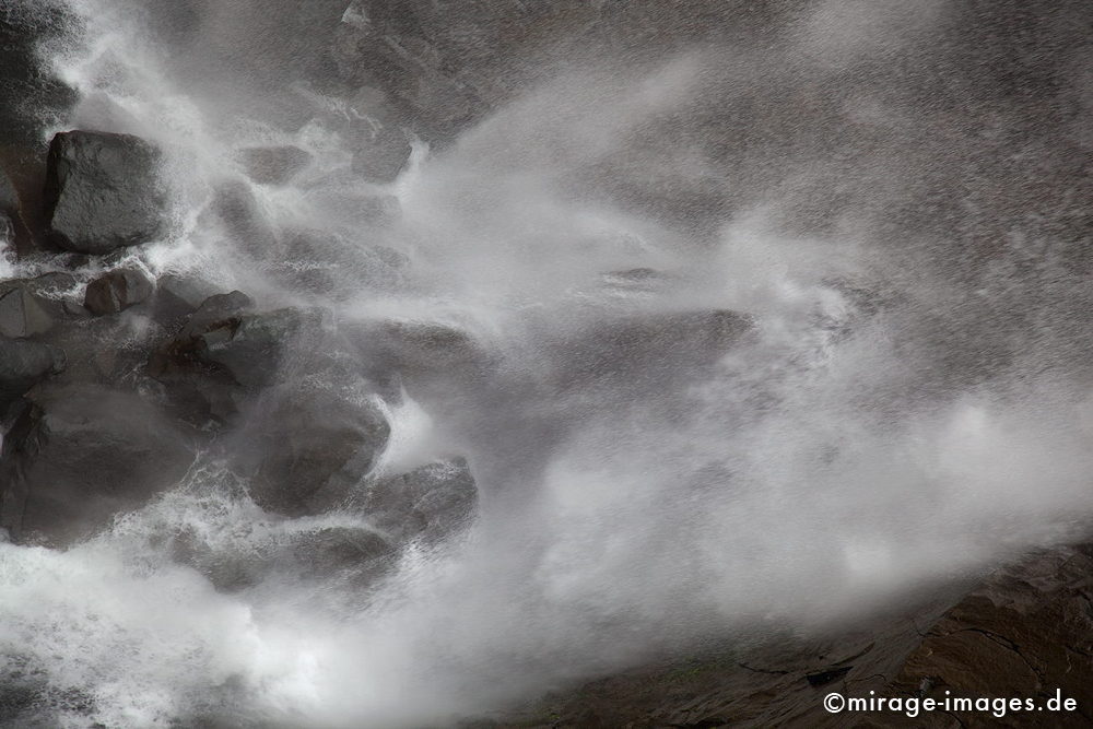Cascade di Bras Rouge
Cilaos
Schlüsselwörter: Wasser, Gischt, Kraft, Elemente, Felsen, kraftvoll, ungezähmt, rau, schäumen, spritzen, Tropfen, Wassertropfen, Wasserfall, schwarzweiss, grau, Dynamik, Bewegung, nass, 