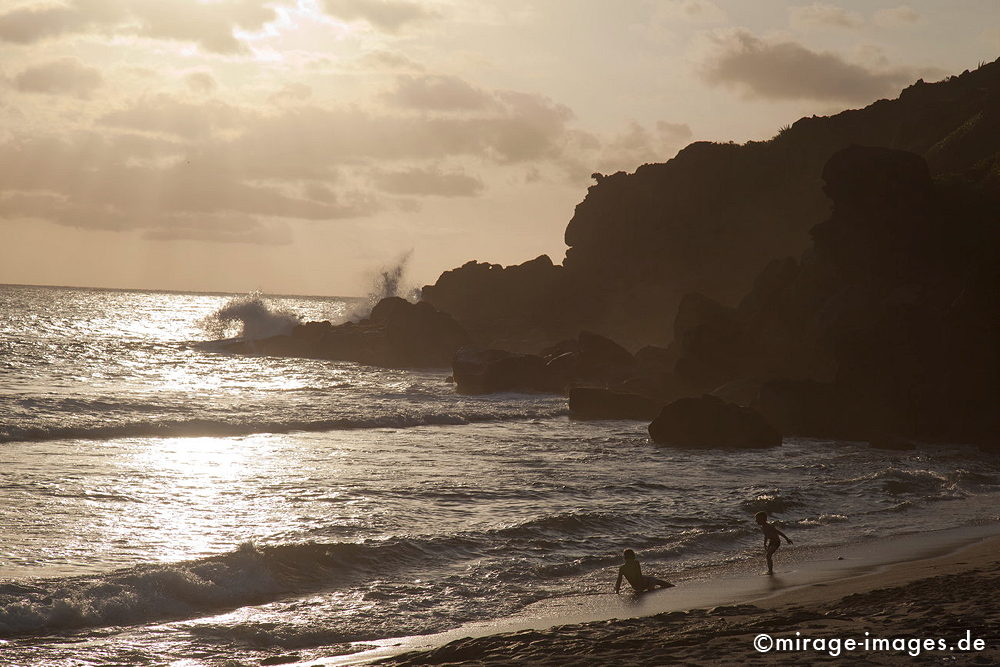 Pointe Marcellin
Vincendo
Schlüsselwörter: Strand, Meer, Wasser, abends, Abendsonne, Abendstimmung, Wolken, Himmel, poetisch, idyllisch, traumhaft, einsam, Wellen, Brandung, Küste, malerisch, Schönheit, Freiheit, Kraft, Elemente, Kinder, spielen, Felsen, kraftvoll, ungezähmt, rau, pittoresk