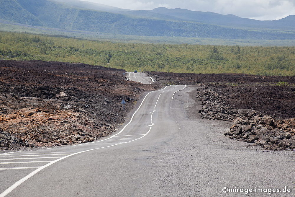 Hot Street
Coulée de Lave
Schlüsselwörter: Strasse, wellig, Wellen, wellenförmig, uneben, schief, krumm, Lava, erkaltet, farbig, Magma, surreal, vulkanisch, Vulkan, Kruste, Eruption, Lavawüste, Mondlandschaft, Lavagestein,  Einöde, trocken, karg, 