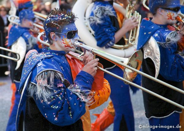 Guggesound
Sion
Schlüsselwörter: Fasnacht, Brauch, Tradition, Umzug, Umzüge, Humor, Musik, Comic, Kostüme, Verkleidung, kostümiert, Karneval, Fantasie, Spektakel, Guggen, bunt, schrill, Trompete