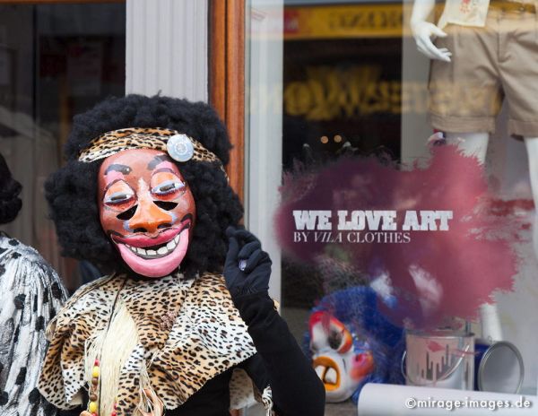 We love Art
Schlüsselwörter: Fasnacht, Larve, Masken, Cliquen, Sujet, Thema, Cortèges, Brauch, Tradition, Umzug, Umzüge, Humor, Musik, Comic, Schaufenster, Modegeschäft, 