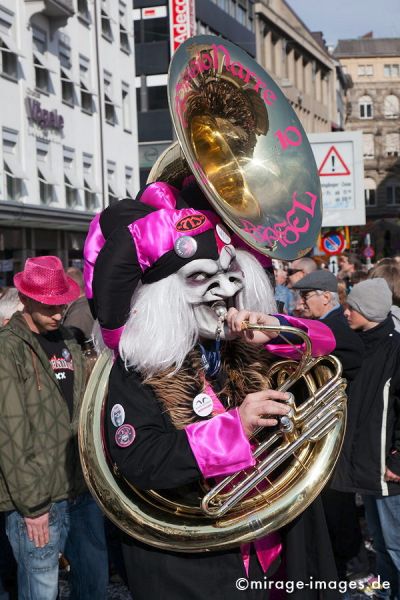 Pink Folle
Schlüsselwörter: Fasnacht, Larve, Masken, Cliquen, Sujet, Thema, Cortèges, Guggenmusik, Brauch, Tradition, Umzug, Umzüge, Humor, Musik, Comic, pink, Tuba, 