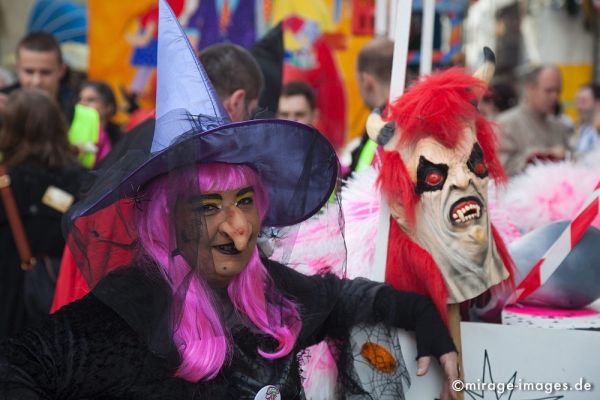 Witch
Schlüsselwörter: Fasnacht, Larve, Masken, Cliquen, Sujet, Thema, Cortèges, Brauch, Tradition, Umzug, Umzüge, Humor, Comic, Hexe, Hut, 