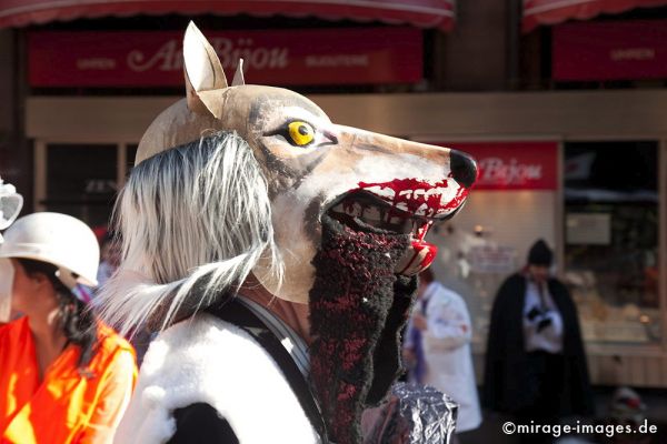 Wolf
Schlüsselwörter: Tier, Wolf, Blut, blutig, sabbern, Fasnacht, Larve, Maske, Thema, Cortèges, Brauch, Tradition, Umzug, Umzüge, Humor, Comic, 