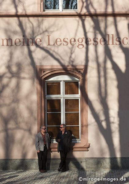 Allgemeine Lesegesellschaft
Schlüsselwörter: Hauswand, Fassade, Gespräch, Unterhaltung, Personen, Männer, Platz, Pause, Schatten, Bäume, Sonne, Licht, 