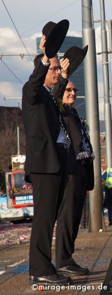 Greetings
Schlüsselwörter: Fasnacht, Cortèges, Brauch, Tradition, Umzug, Umzüge, Gruss, Herren, schwarz, Hut, Respekt, Reverenz, Achtung, Wertschätzung, Anerkennung, 