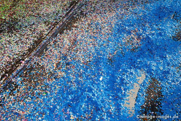 Confetti
Schlüsselwörter: Fasnacht, Konfetti, Cortèges, blau, Brauch, Tradition, Umzug, Umzüge, Humor, Musik, Strasse, bunt, blau, 