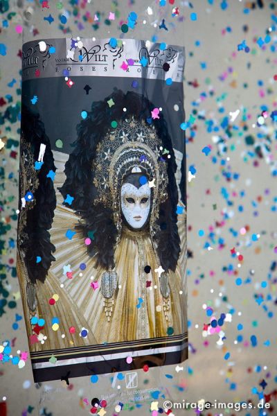 In the Fountain
Schlüsselwörter: Poesie, Konfetti, gold, Wasser, schwimmen, Fasnacht, Larve, Maske, Sujet, Thema, Cortèges, Brauch, Tradition, Umzug, Umzüge, 