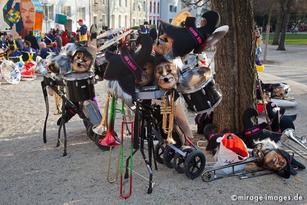 Break
Schlüsselwörter: Strassenrand, Musikinstrumente, Trommel, Trompete, Fasnacht, Larve, Masken, Cliquen, Sujet, Thema, Cortèges, Guggenmusik, Brauch, Tradition, Umzug, Umzüge, Humor, Musik, Comic, 