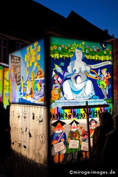 Laterne
Schlüsselwörter: Laterne, Basler Münster, beleuchtet, Ausstellung, Fasnacht, kunstvoll, Cliquen, Sujet, Thema, Cortèges, Brauch, Tradition, Umzug, Humor, Ironie, Sarkasmus, Comic, nachts, Licht, 