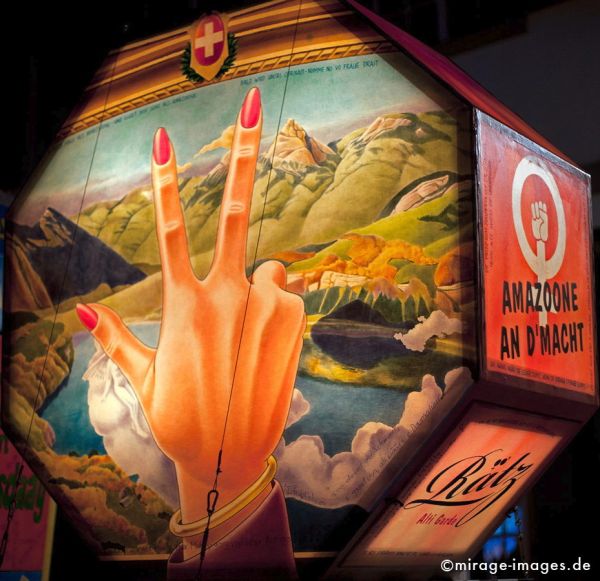 Amazoone
Schlüsselwörter: Laterne, Emanzipation, Frauen, Amazonen, Hand, Fingernägel, Basler Münster, beleuchtet, Ausstellung, Sarkasmus, Ironie, Fasnacht, kunstvoll, Cliquen, Sujet, Thema, Cortèges, Brauch, Tradition, Umzug, Humor, Comic, 