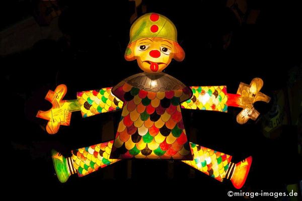 Jumping Jack
Schlüsselwörter: Laterne, Hampelmann, Basler Münster, beleuchtet, Ausstellung, Sarkasmus, Ironie, Fasnacht, kunstvoll, Cliquen, Sujet, Thema, Cortèges, Brauch, Tradition, Umzug, Humor, Comic, 