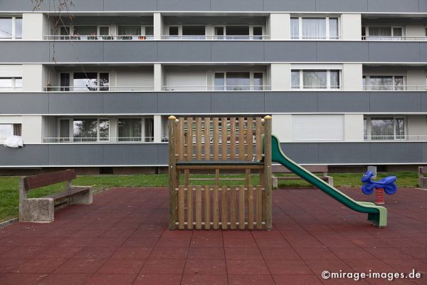 Playground 4
Lausanne
Schlüsselwörter: Tristess, Einsamkeit, unsinnlich, verlassen, einsam, Siedlung, anonym, trostlos, hart, kinderfeindlich, fantasielos, Bank, Spielgeräte, 
