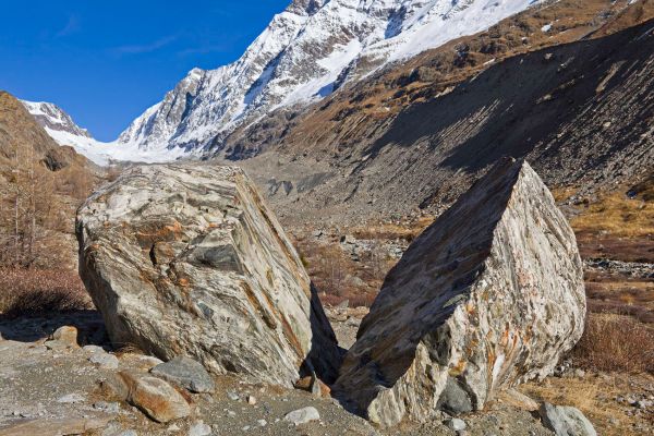 2half
Lötschental
Schlüsselwörter: Felsen Geologie Form Textur Steine wild romantisch rauh Naturschutz Natur geschützt bizarr Landschaft Gedächtnis Geschichte Vergangenheit Sonne gebrochen zerbrochen geteilt halbiert öffnen geöffnet empfangen massiv Sonne Himmel blau