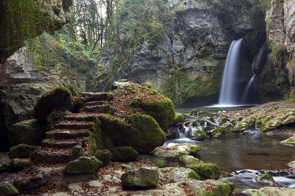 Hidden Treasure
Tine conflens 
Schlüsselwörter: Entspannung Felsen feucht fliessen Fluss fragil Harmonie idyllisch Kaskade sanft kühl Kulisse lebendig malerisch Moos pittoresk rauschen  romantisch Ruhe Schönheit Sehnsucht sensibel Steine Treppe ursprünglich Vegetation verborgen versteckt Wasserfall