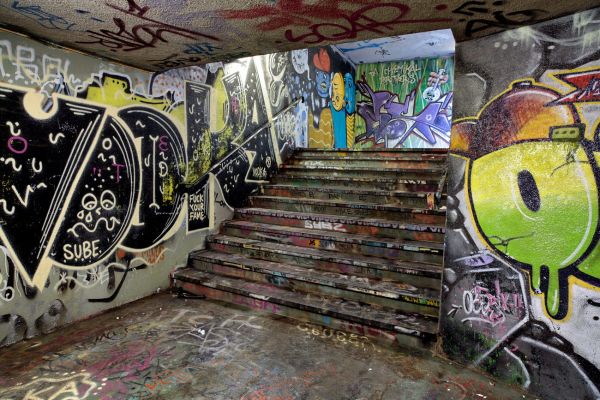Last stop
Lausanne
Schlüsselwörter: Fantasie U-Bahn Metro Kunst Malerei sauber farbig angenehm erleuchtet bunt einladend Säulen Bahn Zug Infrastruktur Pfeiler Stütze Beton Kunstlicht Licht 