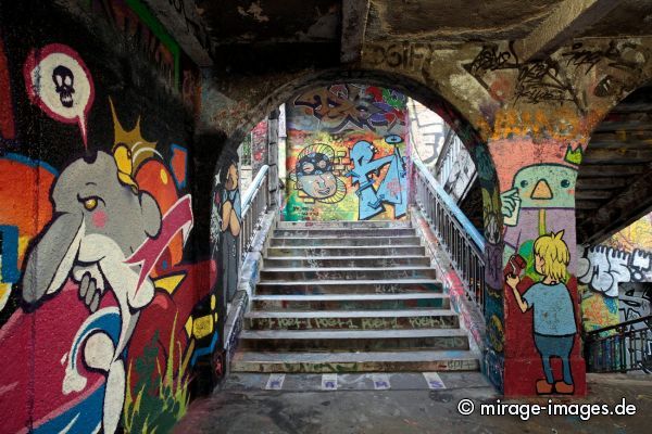 Underground
Lausanne
Schlüsselwörter: Fantasie bunt schrill Kunst farbig wild comic Bilder Zeichen Schriften Wand öffentlicher Raum anonym illegal Grauzone Sprühdosen Farbe Sprayer Märchen Strassenkunst Kultur Gegenkultur Kreativität kreativ urban Lebensgefühl Jugend Code Wandmalerei