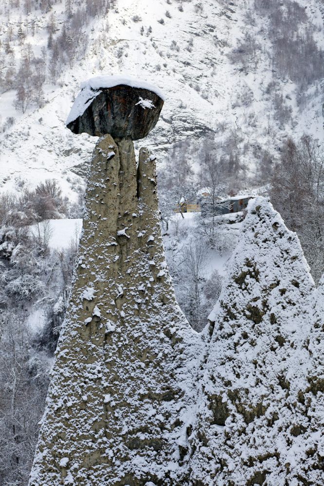 Balance rock
Les Pyramides d'Euseigne
Schlüsselwörter: Alpen alpin Eringertal Naturdenkmal Betonmoräne Granitschiefer Attraktion POI Tourismus Sehenswürdigkeit Verwitterung Erosion fantastisch Ausflugsziel highlight Felsen Felswand Geologie Balance magisch Sehenswürdigkeit Verwitterung Erosion Schnee Winte