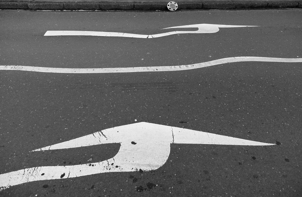 Tanz der Pfeile
Dortmund
Schlüsselwörter: Verkehr Auto Strasse grau Hitze Wellen Abbieger Spur Linien Asphalt Belag Verformung Temperatur Wärme Sommer schwarz/weiss links Pfeile Fahrbahn Markierung links 