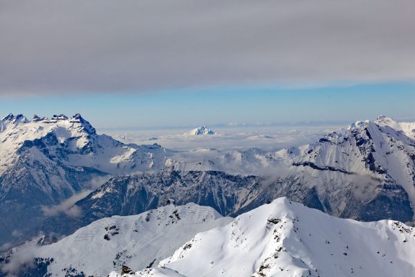 View from 3328m Mont fort
Verbier
Schlüsselwörter: Kälte weiss Fels wild romantisch ungezähmt gefroren Winter eisig verschneit fantastisch Pracht Eis Felsen Berge hochalpin Gebirge Wolken  Kulisse unwegsam Stille fragil Schnee Frost kraftvoll einsam Höhe blau Himmel Schönheit Sonne Weite atemberaubend
