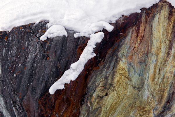 Copper containg stone
Zinal
Schlüsselwörter: Eis Schnee Winter Kälte weiss Sonne kalt Fels Steine Berge Berg Gebirge wild romantisch rauh ungezähmt naturschutz geschützt gefroren Textur Kupfer 
