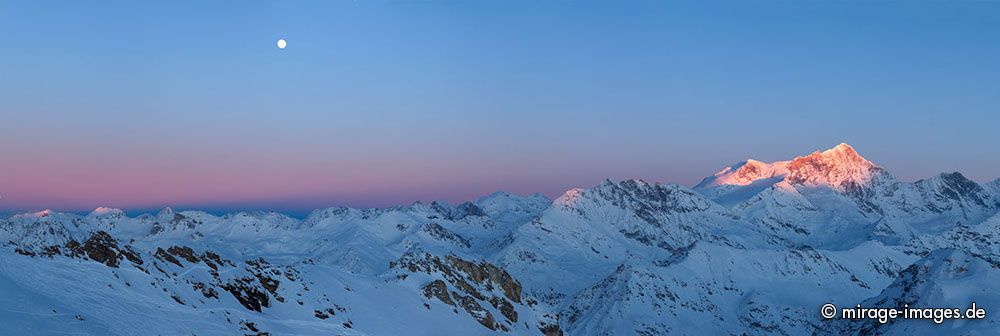 Moonrise
Bec de Bosson
Schlüsselwörter: hochalpin Gebirge Kälte Natur urtümlich Kulisse verschneit wild unwegsam Stille ursprünglich Winter kraftvoll einsam abgeschieden blau eisig Schönheit Weite atemberaubend Pracht eindrucksvoll Licht Gletscher Schnee Eis Frost Vollmond Mondaufgang Panor