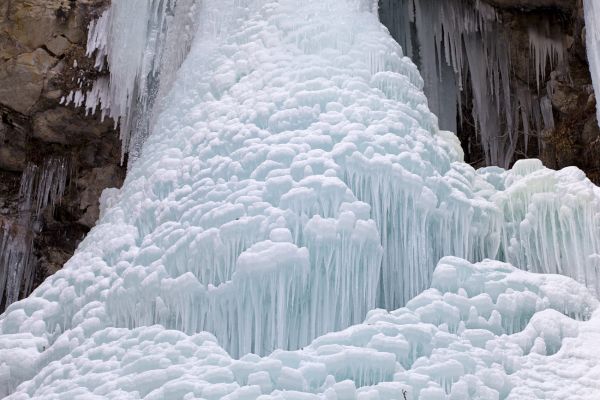Frozen Cascade
Mayoux
Schlüsselwörter: Eis Eiszapfen Wasser Schnee Winter Kälte weiss kalt wild romantisch rauh ungezähmt Natur natürlich Naturschutz geschützt Frost gefroren Harmonie türkis Wasserfall Skulptur Elemente Schönheit blau bewegungslos Ruhe friedlich Pracht Zauber Magie 